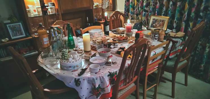 A few hours later the table was set for Christmas tea!